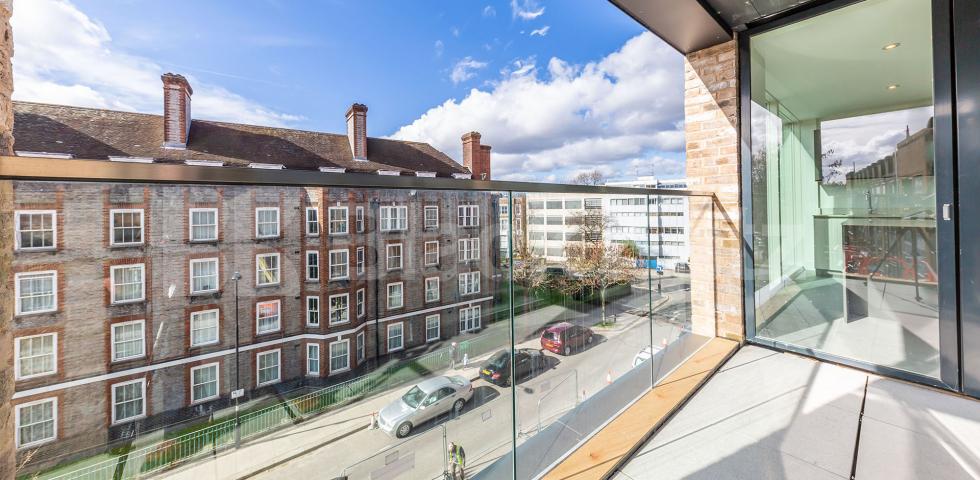 			LUXURY NEW 3 BED, 3 BATH WITH BALCONY!, 3 Bedroom, 1 bath, 1 reception Flat			 Cliff Villas, CAMDEN